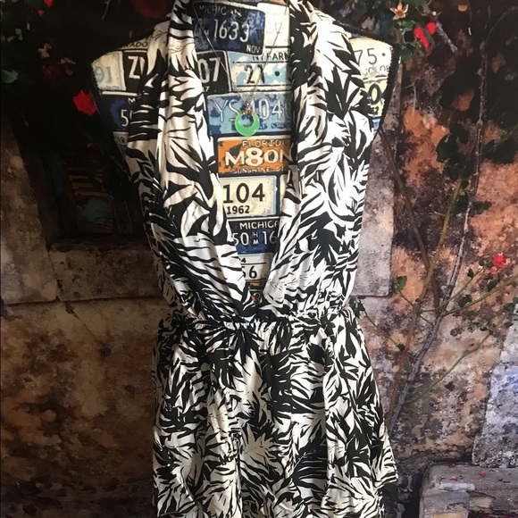 Seaside Resort Halter Maxi Dress - Picture 12 of 16